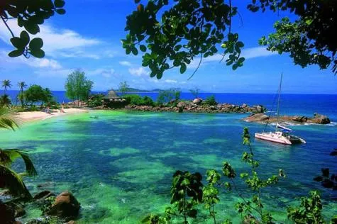 Louez une voiture pour visiter l’île de Praslin aux Seychelles
