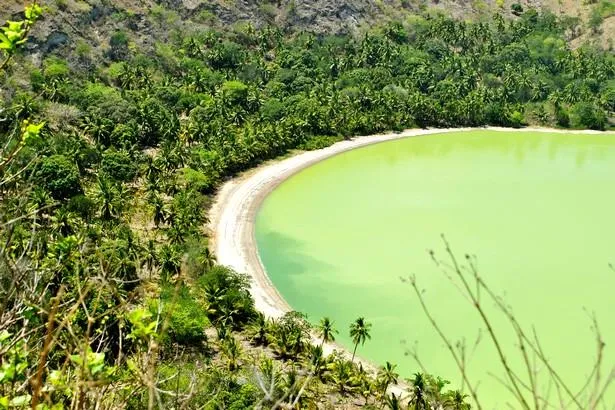 Partez pour une randonnée autour du lac Dziani à Mayotte