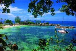 Louez une voiture pour visiter l’île de Praslin aux Seychelles