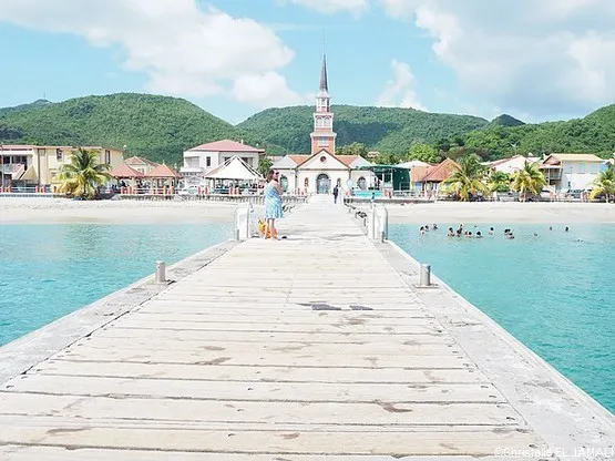 village touristique à la plage en Martinique