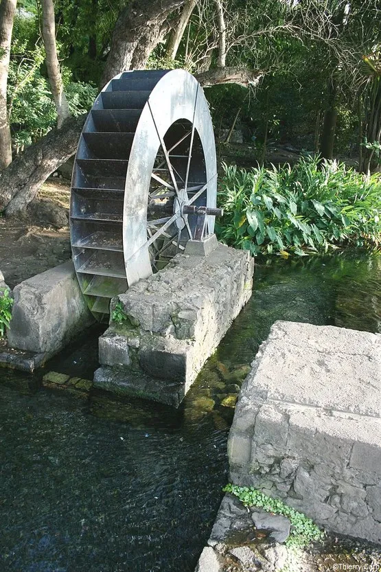 moulin à eau tour des roches